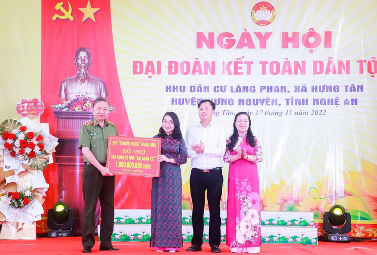 Dịp này, thay mặt đoàn công tác, Đại tướng Tô Lâm trao tặng 20 ngôi nhà đại đoàn kết, trị giá một tỷ đồng, cho các hộ nghèo trên địa bàn huyện Hưng Nguyên.