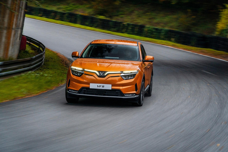 VinFast VF8 đem lại cảm giác lái phấn khích với gia tốc rất ấn tượng.