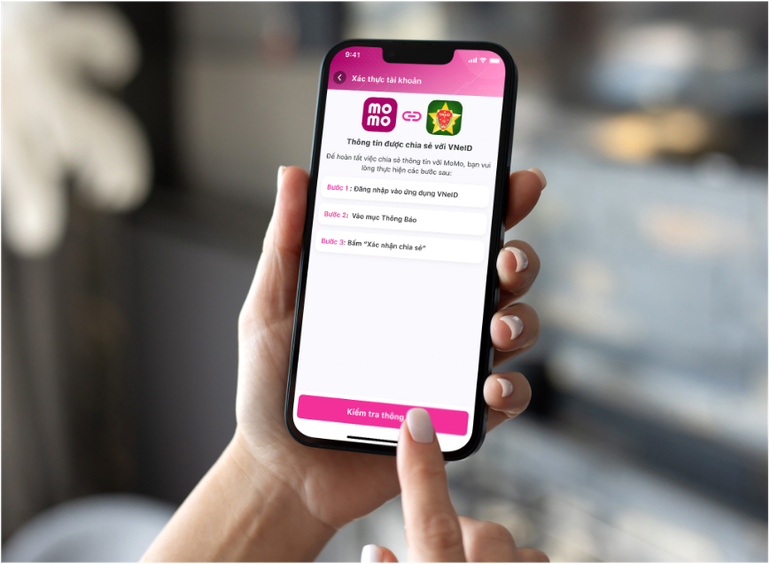 Người dùng MoMo có thể trực tiếp kết nối vào ứng dụng VNeID để xác thực sinh trắc học