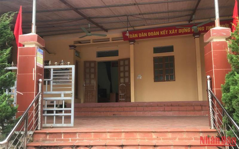 Sáng 25/8, tại Nhà văn hóa tổ 3, phường Quyết Tâm, thành phố Sơn La là nơi tổ chức đấu giá, nhưng không thấy việc niêm yết thông tin đấu giá theo quy định.