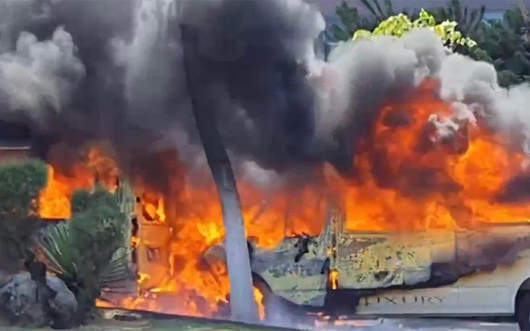Xe ô-tô 16 chỗ bất ngờ bốc cháy giữa trưa, (Ảnh cắt từ clip người dân cung cấp)