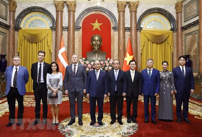 Chủ tịch nước chụp ảnh lưu niệm cùng Đại sứ Vương quốc Đan Mạch và các đại biểu. (ẢNH: TTXVN) Chủ tịch nước chụp ảnh lưu niệm cùng Đại sứ Vương quốc Đan Mạch và các đại biểu. (ẢNH: TTXVN)