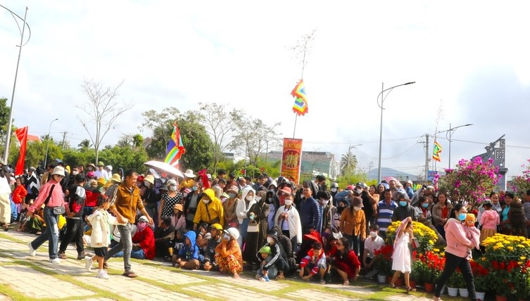 Đông đảo người dân trên địa bàn thị xã An Khê và các huyện lân cận về tham dự lễ kỷ niệm. (ẢNH: NGỌC MINH)