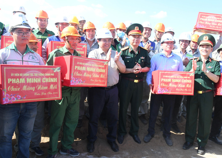 Thủ tướng Phạm Minh Chính tặng quà động viên các đơn vị tham gia thi công dự án đường bộ cao tốc Biên Hoà - Vũng Tàu giai đoạn 1