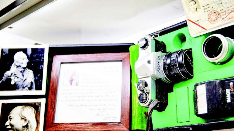 3 - Bộ máy ảnh Pentax đen trắng của nghệ sĩ nhiếp ảnh Hoàng Kim Đáng sử dụng để chụp Đại tướng Võ Nguyên Giáp.