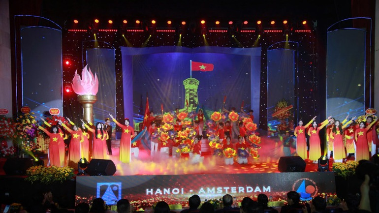 Một tiết mục văn nghệ của thầy và trò Trường THPT chuyên Hà Nội-Amsterdam tại lễ kỷ niệm 40 năm thành lập trường. Một tiết mục văn nghệ của thầy và trò Trường THPT chuyên Hà Nội-Amsterdam tại lễ kỷ niệm 40 năm thành lập trường.