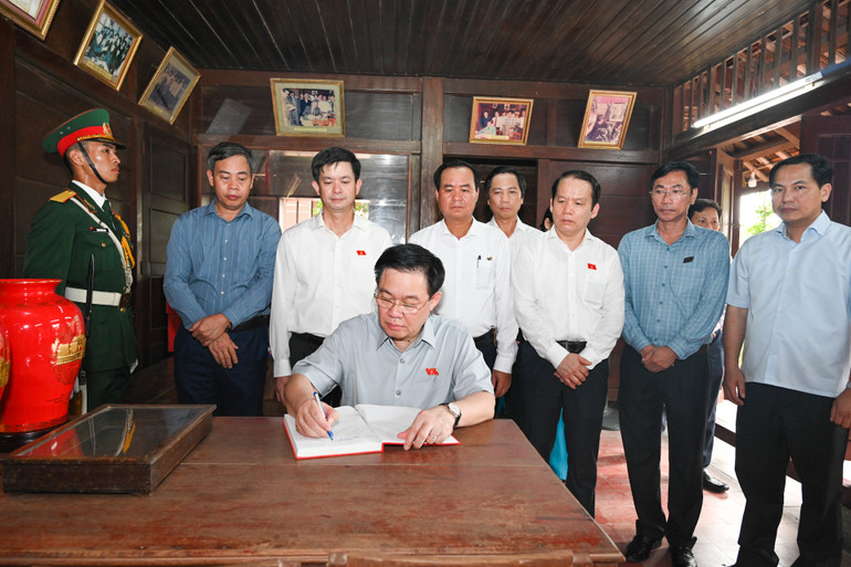 Chủ tịch Quốc hội Vương Đình Huệ viết sổ lưu niệm tại Khu lưu niệm Tổng Bí thư Lê Duẩn. (ẢNH: DUY LINH)