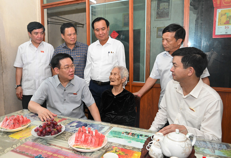 Chủ tịch Quốc hội Vương Đình Huệ thăm hỏi Mẹ Việt Nam anh hùng Nguyễn Thị Phước tại thị xã Quảng Trị. (ẢNH: DUY LINH)