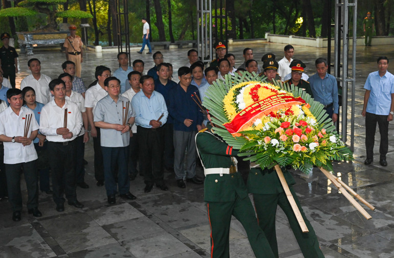 Đoàn công tác dâng hoa, dâng hương tại Nghĩa trang liệt sĩ quốc gia Trường Sơn. (ẢNH: DUY LINH)