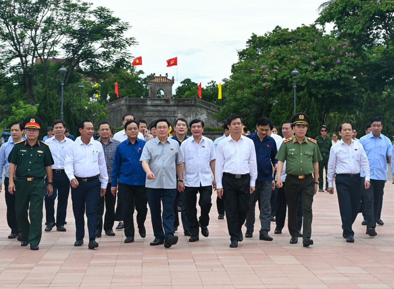 Chủ tịch Quốc hội Vương Đình Huệ và các đại biểu thăm Di tích quốc gia đặc biệt Thành cổ Quảng Trị. (ẢNH: DUY LINH)