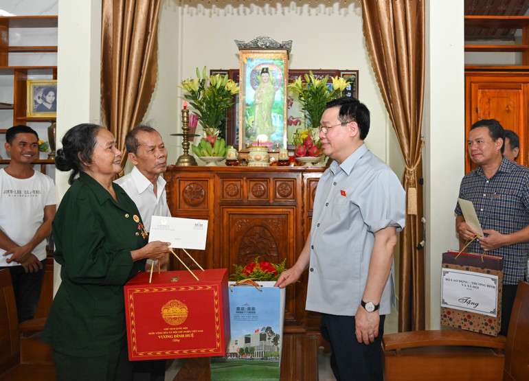 Chủ tịch Quốc hội Vương Đình Huệ thăm hỏi, tặng quà thương binh Nguyễn Thị Phồn tại xã Triệu Thành, huyện Triệu Phong. (ẢNH: DUY LINH)