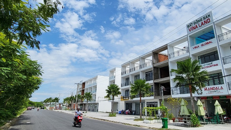 Dãy nhà phố thương mại trong khu dân cư Hưng Thạnh.