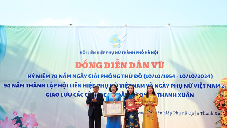Hội đồng Xác lập Tổ chức Kỷ lục Việt Nam trao bằng xác lập Kỷ lục Việt Nam cho lãnh đạo Hội Liên hiệp Phụ nữ Hà Nội. (Ảnh: HOÀNG LAN)
