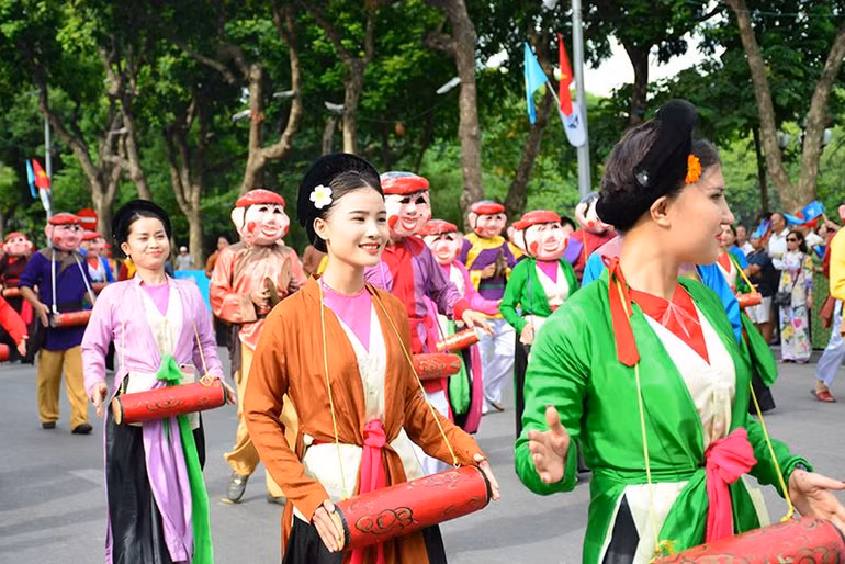 Người dân Thủ đô tham gia lễ hội Hòa bình tổ chức khu vực hồ Hoàn Kiếm trong dịp kỷ niệm 70 năm Ngày Giải phóng Thủ đô. (Ảnh: PHONG ANH)