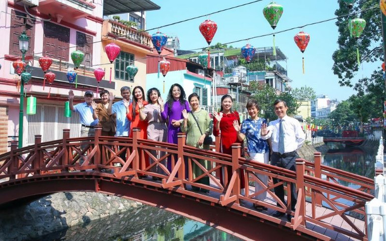 Các đại biểu và nhân dân phường Trúc Bạch phấn khởi chụp ảnh bên công trình cải tạo mương Trúc Bạch.