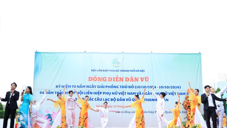 Một tiết mục giao lưu dân vũ tại quận Thanh Xuân sáng 20/10.