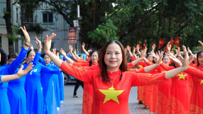 Các hội viên Hội Liên hiệp Phụ nữ các quận, huyện, thị xã trình diễn dân vũ. (Ảnh: HOÀNG LAN)