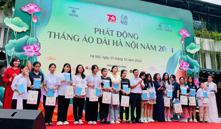 Các đơn vị trao học bổng và áo dài cho 50 nữ sinh có hoàn cảnh khó khăn, vượt khó vươn lên. (Ảnh: Bảo Lâm)