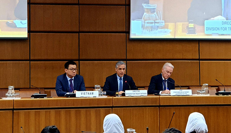 Đại sứ Vũ Lê Thái Hoàng (bên trái) khẳng định cam kết của Việt Nam trong cuộc chiến chống tội phạm mạng. Đại sứ Vũ Lê Thái Hoàng (bên trái) khẳng định cam kết của Việt Nam trong cuộc chiến chống tội phạm mạng.