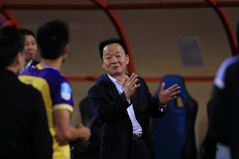 Bầu Hiển truyền đạt ý chí của mình cho các cầu thủ.