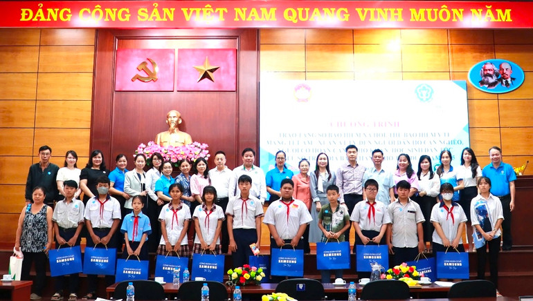 Chương trình trao tặng sổ BHXH, thẻ BHYT, mang Tết ấm đến người dân thuộc diện cận nghèo, người có hoàn cảnh khó khăn là một hoạt động xã hội ý nghĩa được BHXH Thành phố Thủ Đức duy trì nhiều năm qua