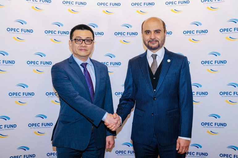 Đại sứ Vũ Lê Thái Hoàng và Tiến sĩ Abdulhamid Alkhalifa, Chủ tịch Quỹ OPEC.