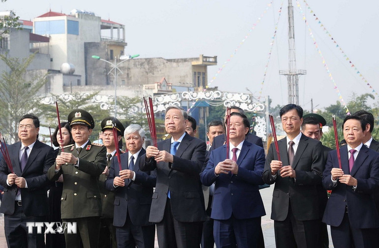 Tổng Bí thư Tô Lâm dâng hương tại Tượng đài Tổng Bí thư Trường Chinh ở thị trấn Xuân Trường, huyện Xuân Trường. (Ảnh: Thống Nhất/ TTXVN)