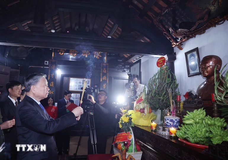Tổng Bí thư Tô Lâm dâng hương tưởng niệm Tổng Bí thư Trường Chinh tại Nhà lưu niệm ở xã Xuân Hồng, huyện Xuân Trường. (Ảnh: Thống Nhất/TTXVN)