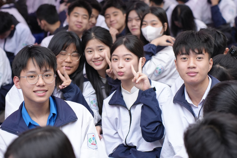 Học sinh hào hứng tham gia chương trình “Đối thoại, tư vấn, hướng nghiệp”.