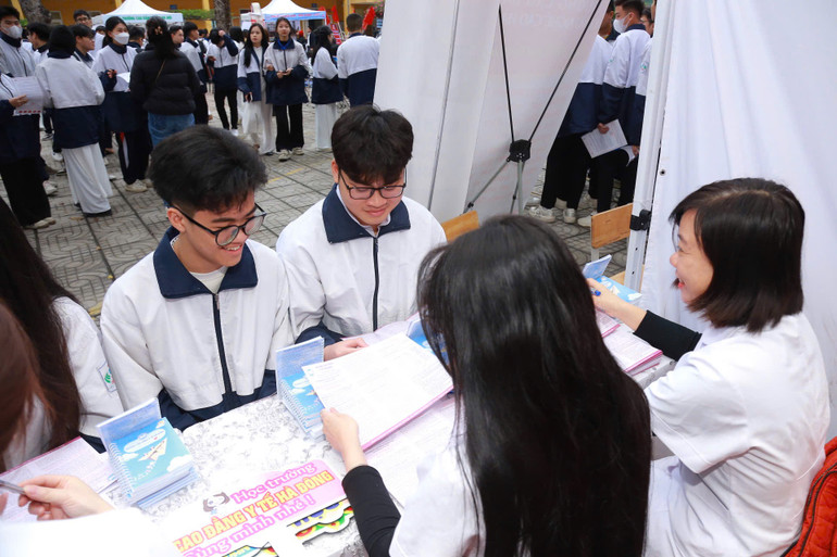 Các em học sinh được tư vấn tuyển sinh, hướng nghiệp.