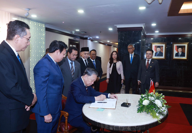 Tổng Bí thư Tô Lâm ghi lưu bút. Ảnh: Thống Nhất – TTXVN