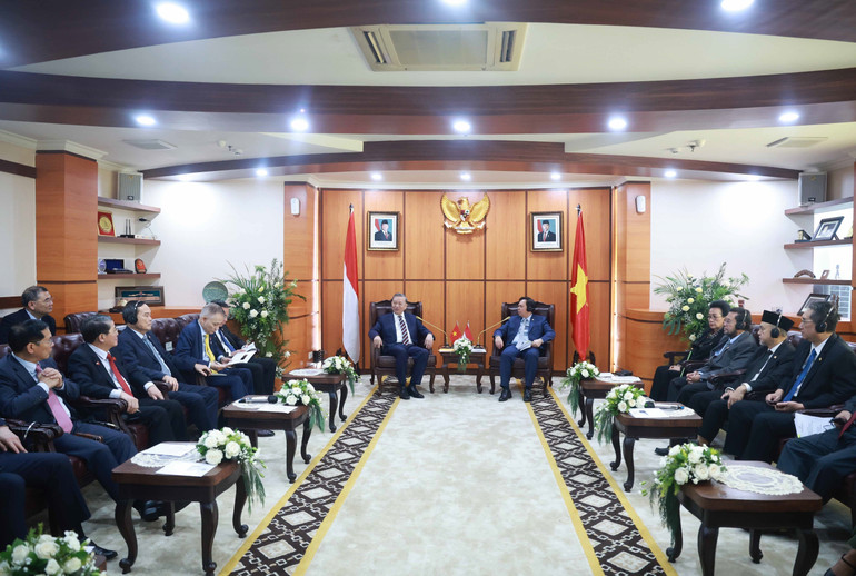 Tổng Bí thư Tô Lâm gặp Chủ tịch Hội đồng Đại biểu địa phương Indonesia Sultan Bachtiar Najamudin. Ảnh: Thống Nhất – TTXVN