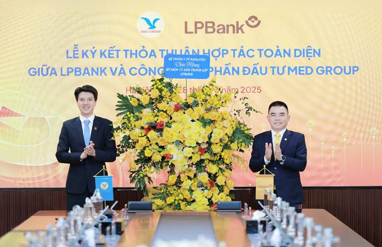 Nhân dịp sinh nhật 17 năm của LPBank, TS Nguyễn Trí Anh - Tổng Giám đốc MED Group (trái) gửi hoa chúc mừng tới đại diện LPBank, ông Hồ Nam Tiến - Phó Chủ tịch Thường trực HĐQT (phải).