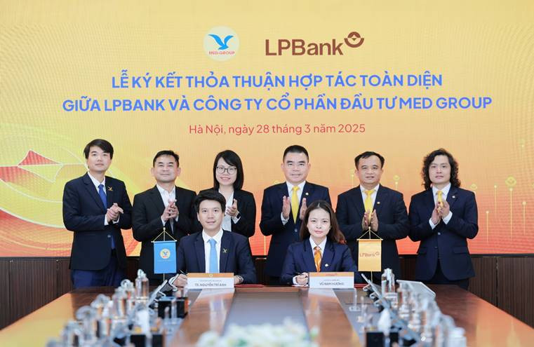 Bà Vũ Nam Hương - Phó Tổng Giám đốc kiêm Giám đốc Ngân hàng Doanh nghiệpLPBank (phải) và TS Nguyễn Trí Anh - Tổng Giám đốc MED Group (trái) thực hiện ký kết thỏa thuận hợp tác.