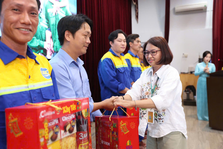 Đại diện Công ty cổ phần Xây dựng Coteccons trao quà Tết, thăm hỏi công nhân lao động. (Ảnh: THẾ ANH)