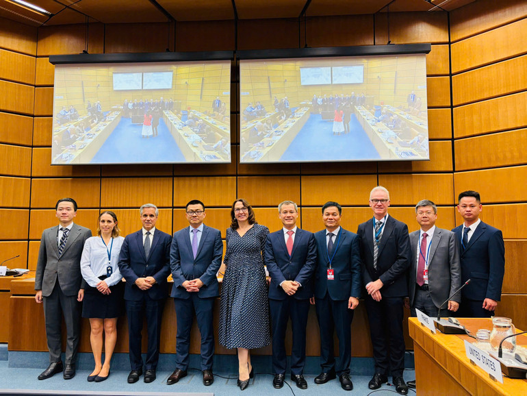 គណៈប្រតិភូវៀតណាម និងតំណាង UNODC គណៈប្រតិភូសហភាពអឺរ៉ុប។