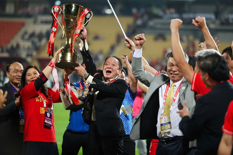 Chiếc cup ASEAN CUP 2024 và bóng dáng đậm nét của một ông bầu.