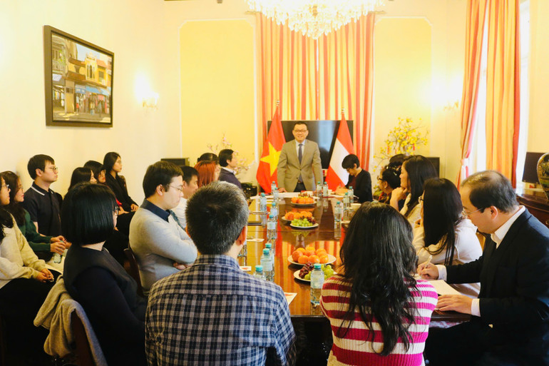 Quang cảnh buổi tọa đàm.