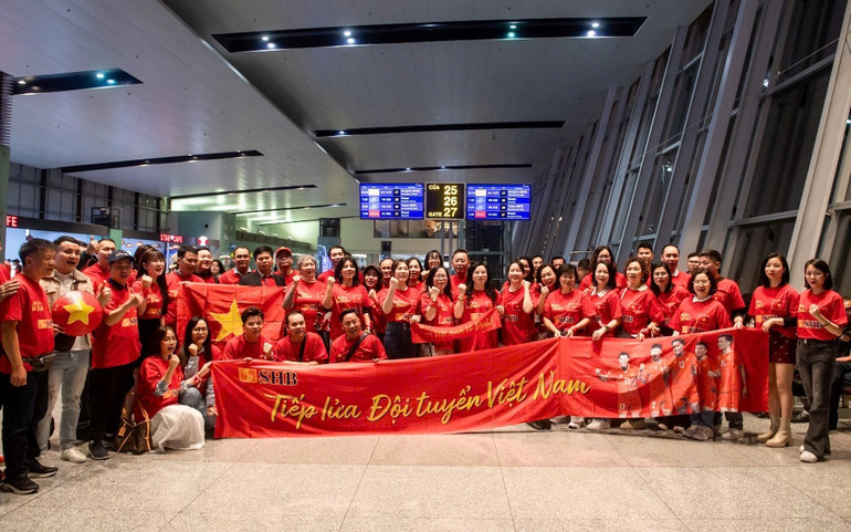 Bầu Hiển thuê máy bay để đưa 600 cổ động viên và người thân của các tuyển thủ sang Thái Lan để cổ vũ đội tuyển Việt Nam ở trận chung kết lượt về. Ngân hàng trao thưởng 2 tỷ đồng cho chức vô địch ASEAN Cup.