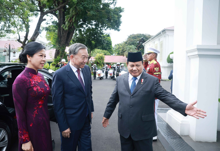 Tổng thống Cộng hòa Indonesia, Chủ tịch Đảng Phong trào Indonesia vĩ đại (Gerindra) Prabowo Subianto đón Tổng Bí thư Tô Lâm và Phu nhân. Ảnh: Thống Nhất/TTXVN