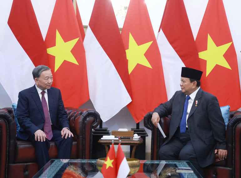 Tổng Bí thư Tô Lâm và Tổng thống Cộng hòa Indonesia, Chủ tịch Đảng Phong trào Indonesia vĩ đại (Gerindra) Prabowo Subianto gặp hẹp. Ảnh: Thống Nhất/TTXVN