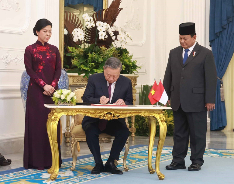 Tổng Bí thư Tô Lâm ký sổ lưu niệm. Ảnh: Thống Nhất/TTXVN