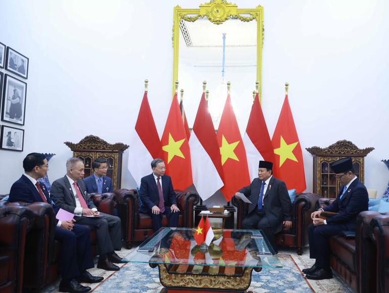 Tổng Bí thư Tô Lâm và Tổng thống Cộng hòa Indonesia, Chủ tịch Đảng Phong trào Indonesia vĩ đại (Gerindra) Prabowo Subianto gặp hẹp. Ảnh: Thống Nhất/TTXVN