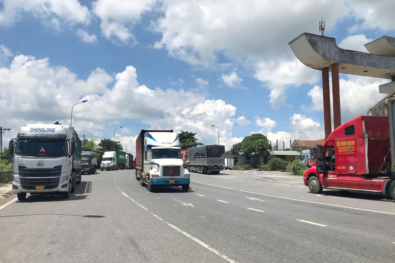 Những đoàn xe ô-tô nối tiếp nhau chở hàng hóa từ Lào, Thái Lan về Quảng Trị qua Quốc lộ 9.