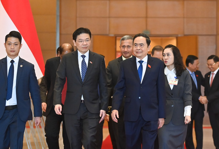 Chủ tịch Quốc hội Trần Thanh Mẫn trao đổi với Thủ tướng Singapore Lawrence Wong. (Ảnh Duy Linh)