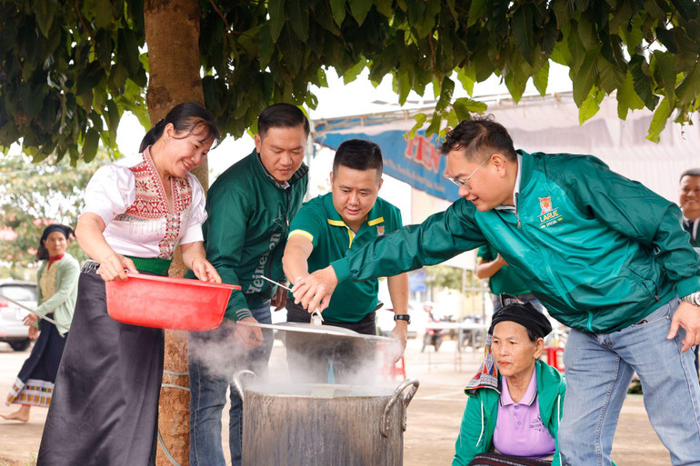 Bà con hưởng ứng hoạt động nấu bánh chưng trong chương trình.