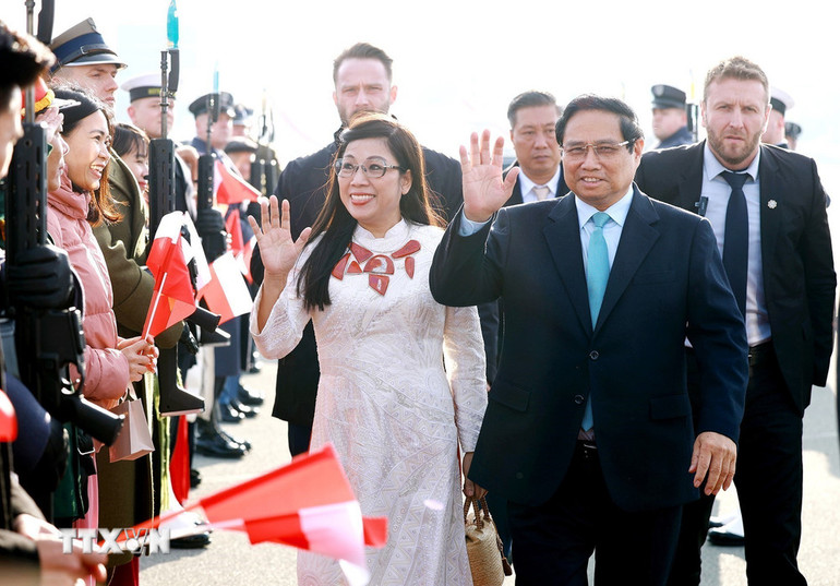 Lễ tiễn Thủ tướng Phạm Minh Chính và Phu nhân kết thúc chuyến thăm chính thức Cộng hòa Ba Lan. (Ảnh: Dương Giang/TTXVN) Lễ tiễn Thủ tướng Phạm Minh Chính và Phu nhân kết thúc chuyến thăm chính thức Cộng hòa Ba Lan. (Ảnh: Dương Giang/TTXVN)