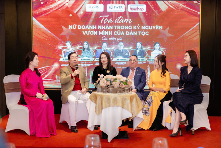 Tọa đàm "Nữ doanh nhân trong kỷ nguyên vươn mình của dân tộc". Tọa đàm "Nữ doanh nhân trong kỷ nguyên vươn mình của dân tộc".