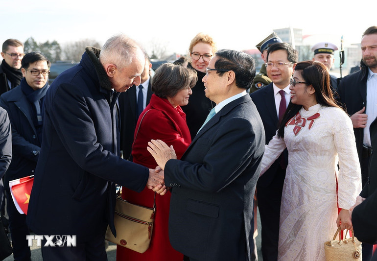Lễ tiễn Thủ tướng Phạm Minh Chính và Phu nhân kết thúc chuyến thăm chính thức Cộng hòa Ba Lan. (Ảnh: Dương Giang/TTXVN) Lễ tiễn Thủ tướng Phạm Minh Chính và Phu nhân kết thúc chuyến thăm chính thức Cộng hòa Ba Lan. (Ảnh: Dương Giang/TTXVN)