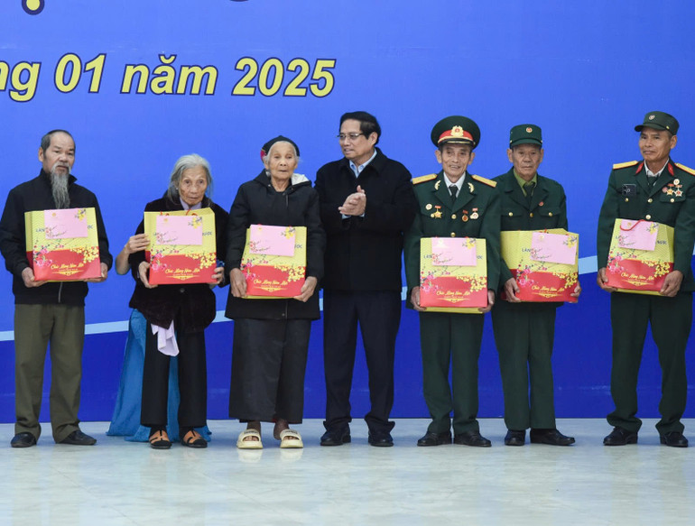 Thủ tướng Phạm Minh Chính tặng quà cho các gia đình chính sách trên địa bàn huyện Ngọc Lặc. Thủ tướng Phạm Minh Chính tặng quà cho các gia đình chính sách trên địa bàn huyện Ngọc Lặc.